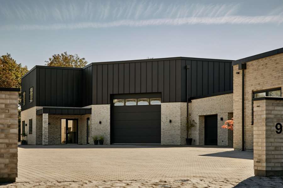 Nybygget hus i Esbjerg med facadebeklædning i sorte stålprofiler
